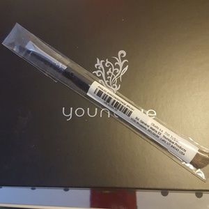 1 younique professional angled Shadow sponge brush